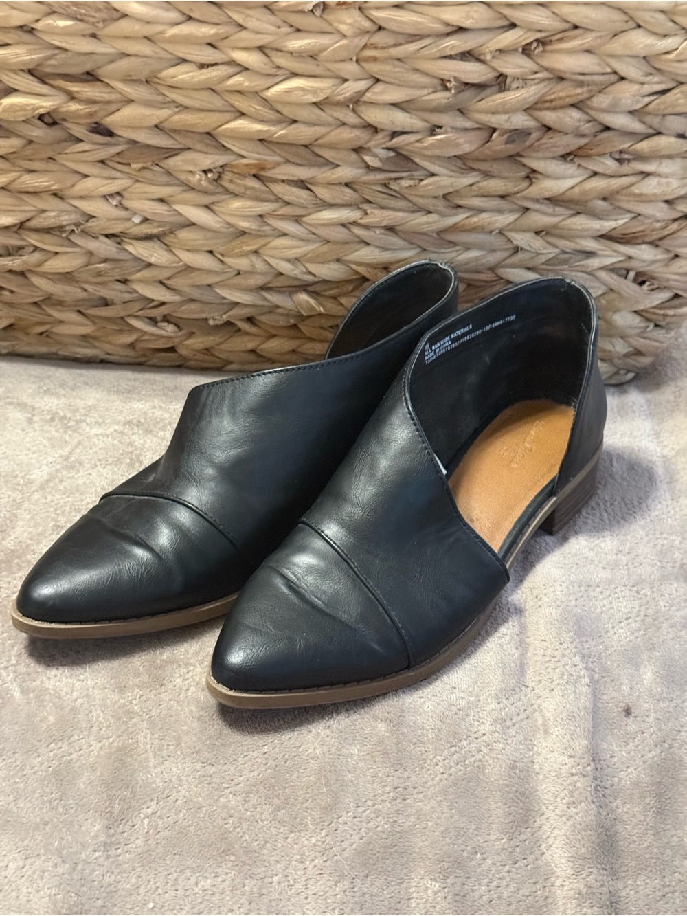 Universal Thread Black Pointed Leather Cutout Flats